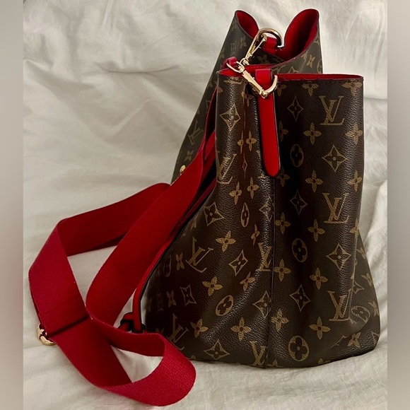 👑✅PRICE FIRM✅ Brown and Red Monogram Bucket Crossbody bag. Like brand new! - Picture 7 of 17